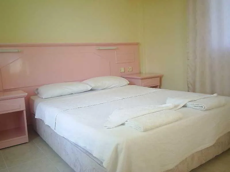 לינה וארוחת בוקר אולודניץ Gorkem Hotel & Apartments